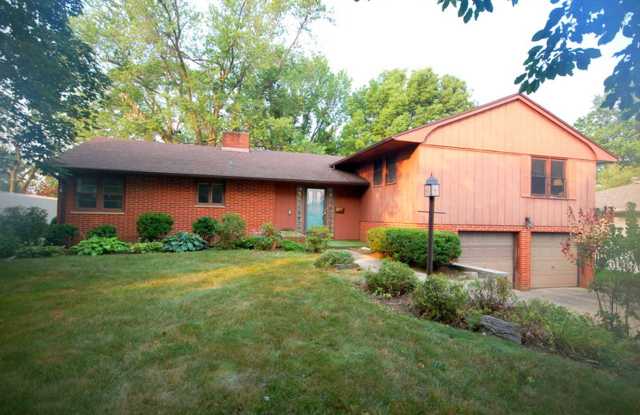 3 Bedroom 2 Bathroom 2 Stall Attached Garage - Boone Iowa photos photos