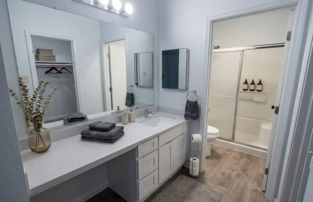 Charming Condo in the Beautiful Glen Cove Community Gallery 4
