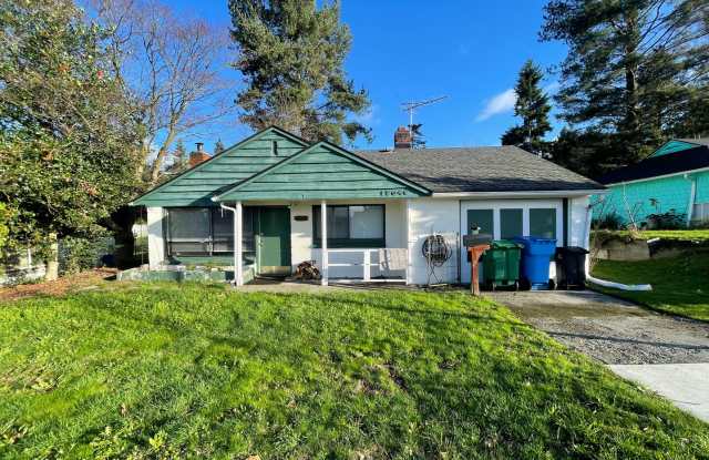 Charming 2BR Home with Garage  Expansive Yard in Ridgecrest area of Shoreline - 17046 1st Avenue Northeast, Shoreline, WA 98155