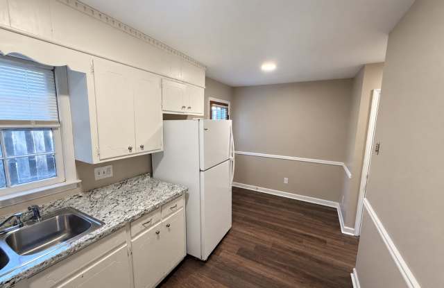 Two bedroom, 1.5 bath in Graham--McAden Place Gallery 4