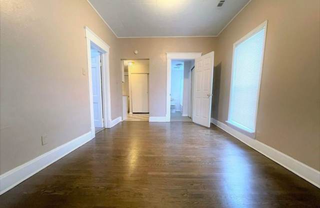 2 Bed 1 Bath Home! Gallery 3