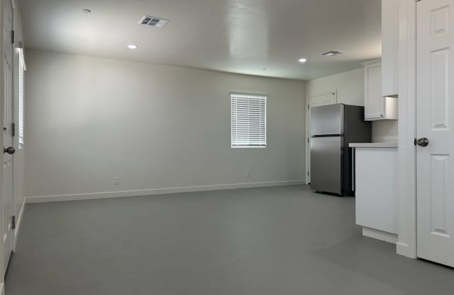 1340 W Mariposa Ave Unit A Gallery 4