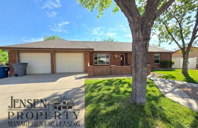 4 Bedroom Home in Bloomington- Pets Negotiable photos photos