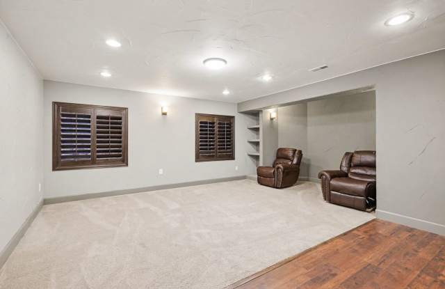 Available NOW! 2 Bedroom 1 Bath Beautiful Private Unit in Basement. Gallery 4