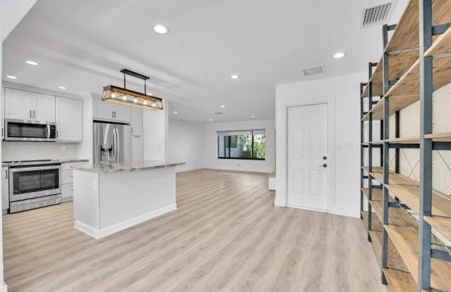 956 SE 10th Ct. Gallery 3