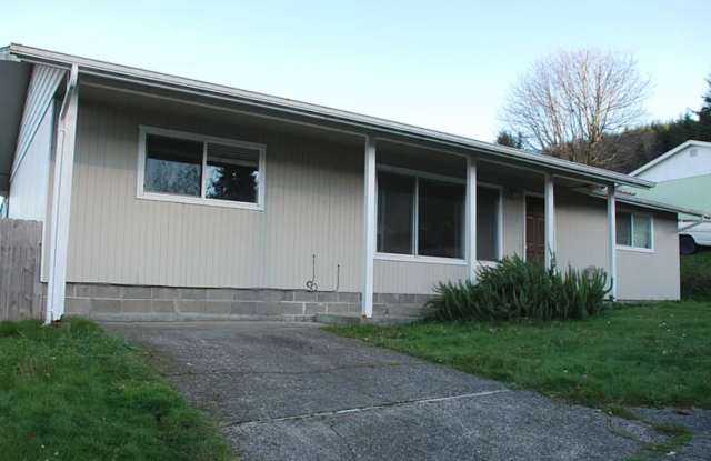 Freshly Updated 3-Bedroom, 2-Bath Home in Reedsport photos photos