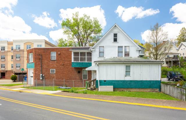 3 Bedroom, 2 Bathroom House Woodburn Area- Available 08/07/2025 - 721 Richwood Avenue, Morgantown, WV 26505