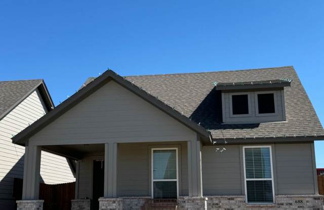 3/2/2 BEAUTIFUL HOME with CUSTOM FEATURES / FIREPLACE Gallery 1