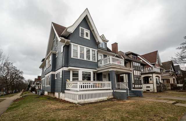 1831 Kenwood Rare Lower across from UWM - 1831 East Kenwood Boulevard, Milwaukee, WI 53211