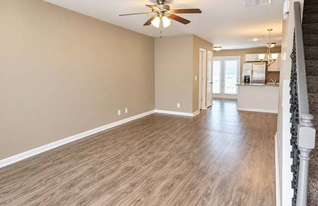 Close to I-24! 2 bed/2.5 Bth Condo! Nice!! Gallery 4