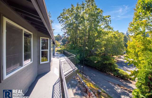 Spacious 4-Bedroom Puyallup Home | Two Kitchens & Lower-Level Suite with Separate Entrance photos photos