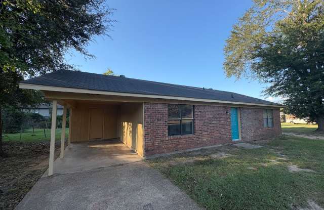 Wonderful 3 bedroom/1.5 bath with Central Air & Heat Gallery 3