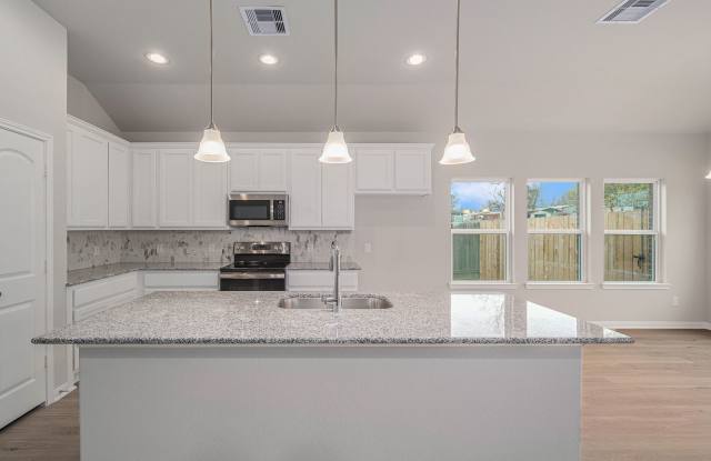 Stunning 4 bedroom home In Lake Conroe Hills Gallery 4