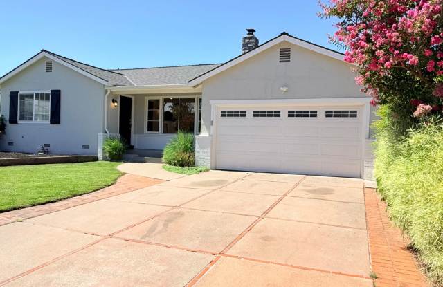POETS CORNER GEM! Charming and One Of A Kind, 3BD/1BA on a Cul-de-sac Available NOW! Gallery 4