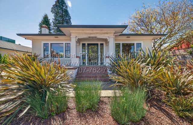Charming Westside Petaluma 2BD/1BA Home | Walk Score 85 | 612 Petaluma Blvd South photos photos