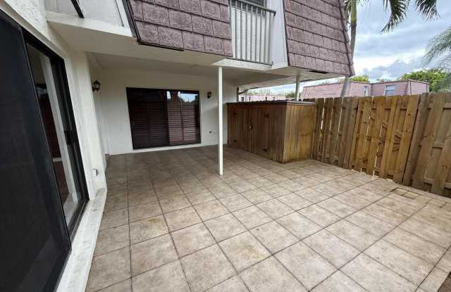 7585 Courtyard Run W Gallery 1