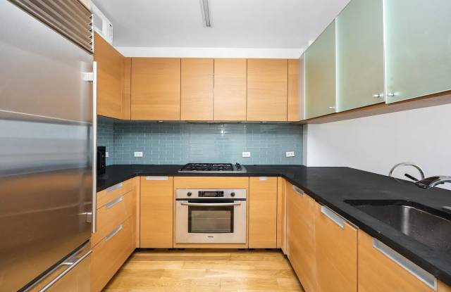 310 W 52nd St Apt 12D - 310 West 52nd Street, New York City, NY 10019