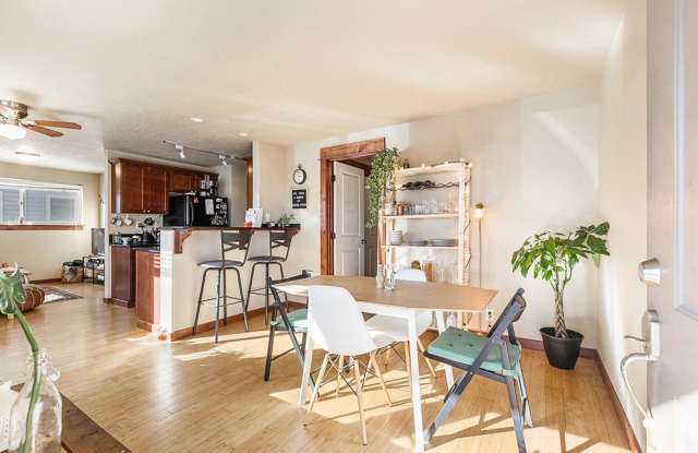 CHECK OUT THIS LOVELY 2 BEDROOM, 1 BATH CONDO CLOSE TO DOWNTOWN BEND photos photos