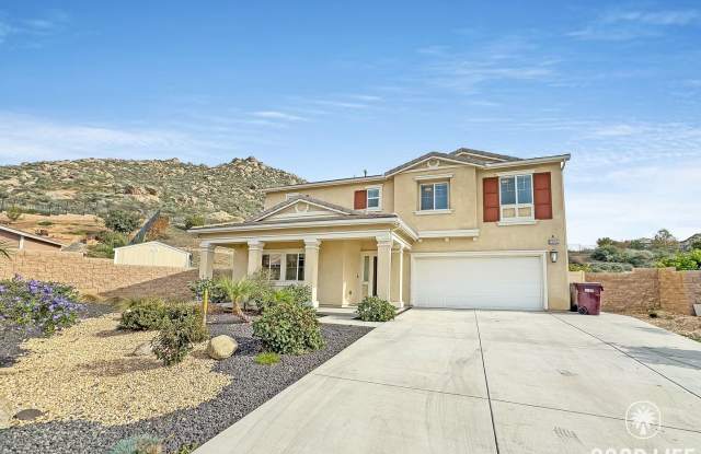 Beautiful 5Bd/3.5Ba Home in Cul-de-Sac in Riverside w/new Turf Back Yard and New Carpet! photos photos