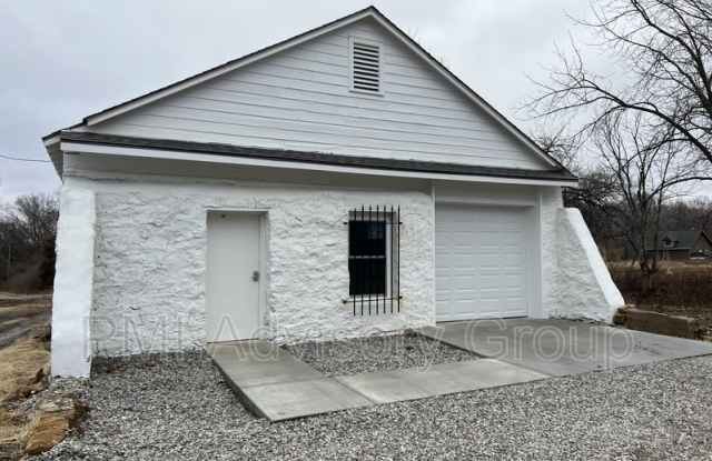 1921 SE Maryland Ct - 1921 Southeast Maryland Court, Topeka, KS 66607