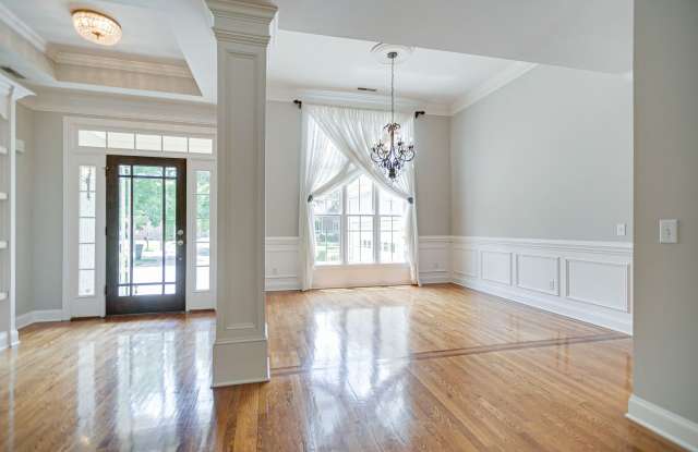 Beautiful Home in Willow Springs Just Minutes to Downtown Franklin Gallery 4