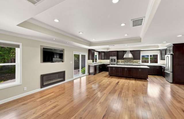 Stunningly Updated 3 Bed, 2 Bath Home w/ AC! Gallery 3