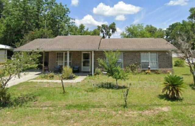 589 SE Saint Johns Street - 589 Southeast Saint Johns Street, Lake City, FL 32025