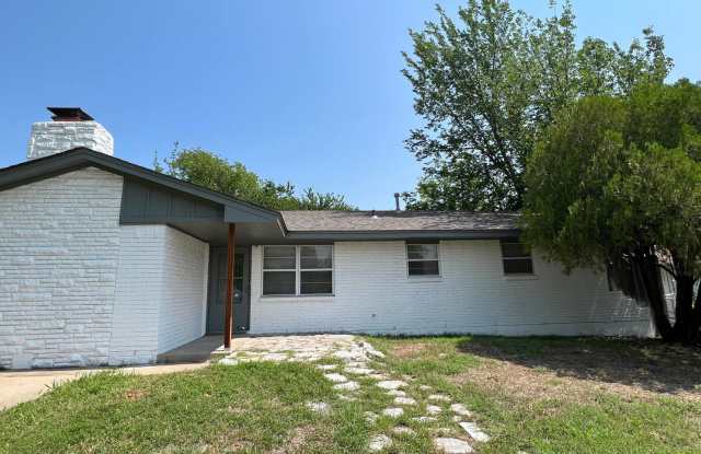 5603 NW Briarwood Dr - HALF OFF FIRST MONTH'S RENT!! - 5603 Briarwood Drive Northwest, Lawton, OK 73505