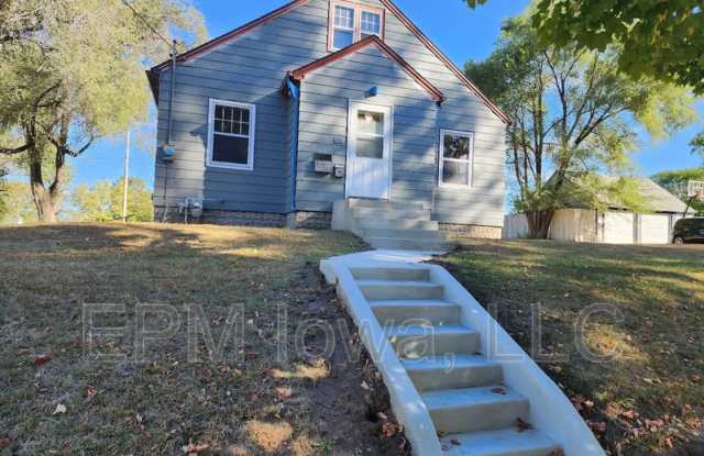 401 Charles Street - 401 Charles Street, Waterloo, IA 50703