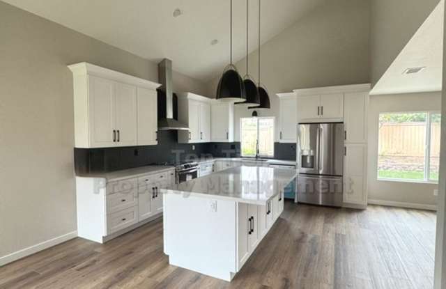 Fully Remodeled 3-Bedroom, 2.5 Bath Home in Shadowridge! Gallery 4