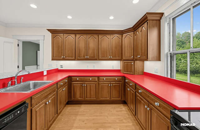 Spacious 6BR House in Fitchburg Gallery 3