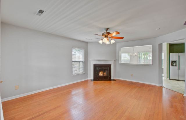 5040 Ballantine Dr Gallery 3