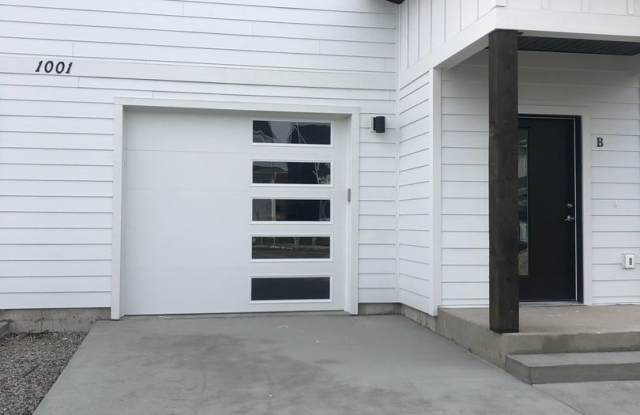 Two Story Town-Home! 2 Bedroom/ 2.5 Bath + Den! Oversized Rooms photos photos