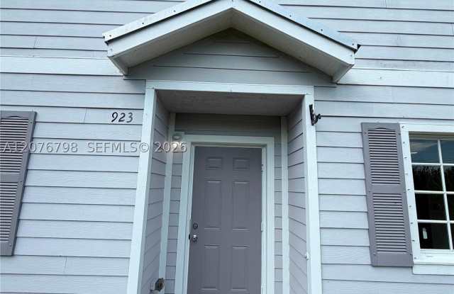 923 SE 16th Ct Gallery 1