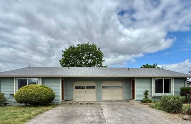 Charming 2 Bedroom Duplex With Fenced Yard In Quiet Neighborhood! photos photos