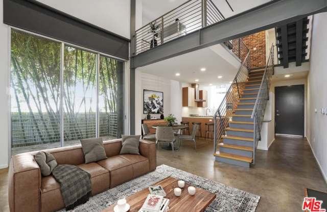 1220 N Orange Grove Ave unit: 7 photos photos