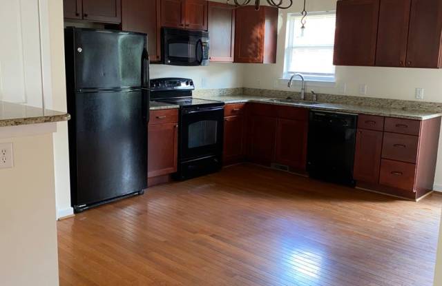 3 Bedroom, 3.5 Bath Townhouse with Full Finished Walk-out Basement Gallery 4