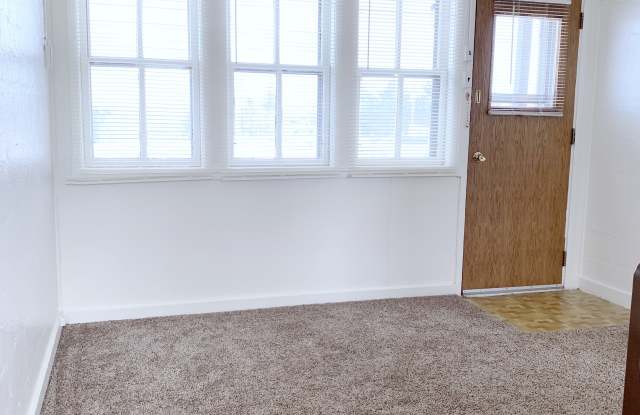 2 bedroom/ 1 bath - 1026 West 6th Street, Cheyenne, WY 82007