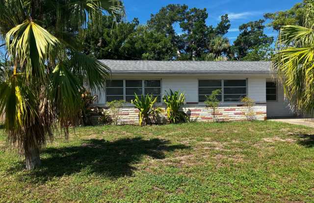 2 Bedroom with fenced in backyard photos photos
