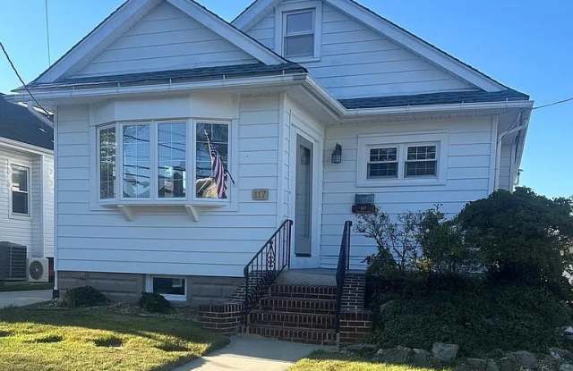 117 East Holly Gallery 1