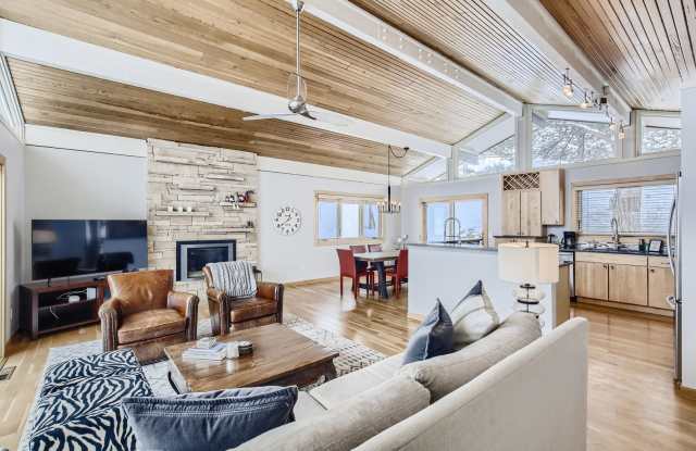 Stunning 4 BDR/2BA Mountain Retreat photos photos