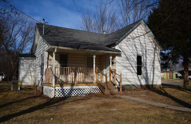 Super Cute 2 Bedroom 1 Bath - 2055 North Weller Avenue, Springfield, MO 65803