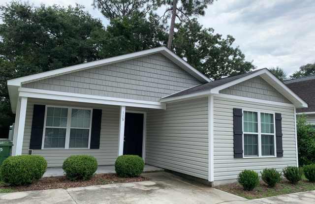 3 Bedroom, 2 Bath House Available Now - 115 Avondale Avenue, Wilmington, NC 28403