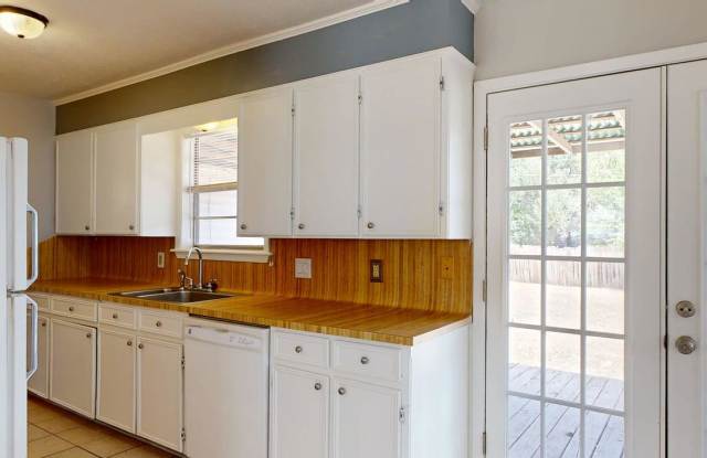1107 Braeswood Dr Gallery 4