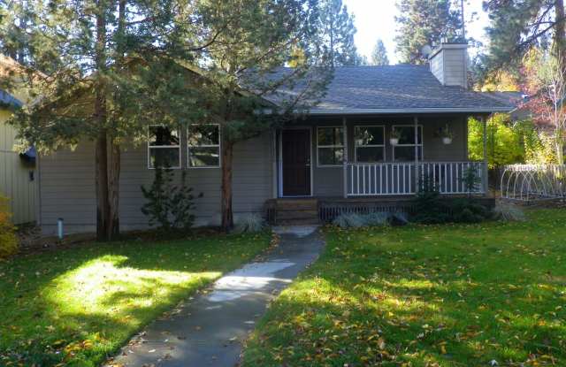 Bring Your Dog! Westside, 3 Bdrm, 2 Bath House, Double Garage & Xtra Storage Gallery 1