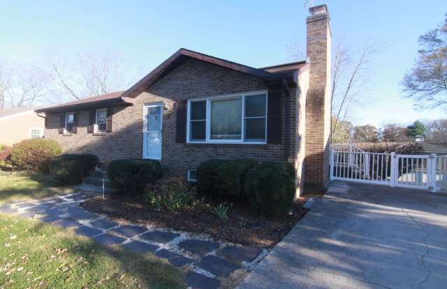 SWEET RAISED RAMBLER IN QUITE NEIGHBORHOOD photos photos