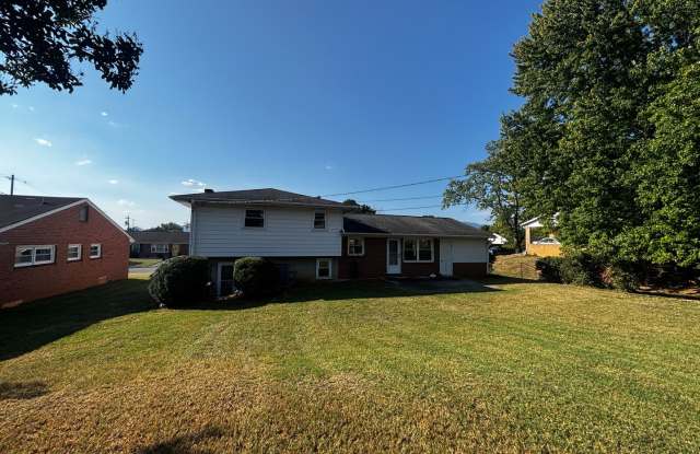 First Time On Market for Rent- Spacious Home in Salem with 4 Bedrooms and 2.5 Baths - 1511 Narcissus Street Gallery 4