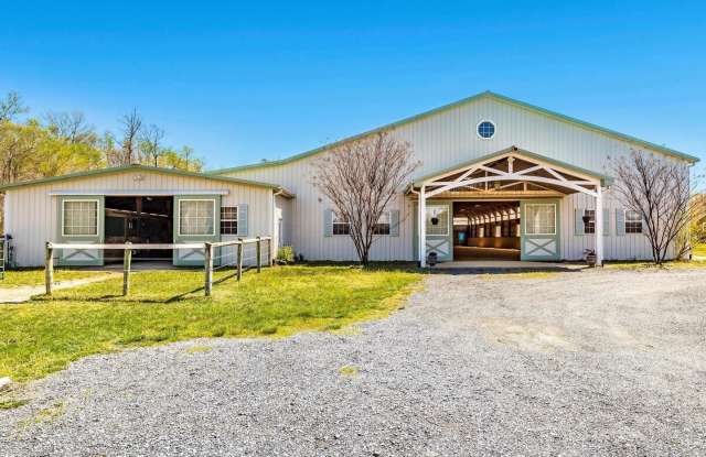 21-acre equestrian facility - Just 20 miles from DC! Gallery 3