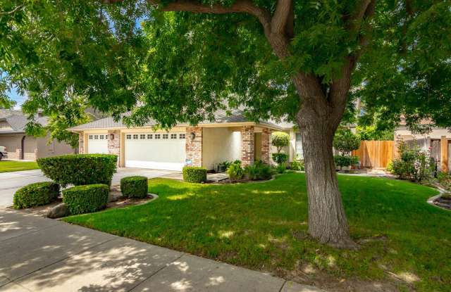 Updated custom home in desirable Lakewood Elementary School District! Gallery 4