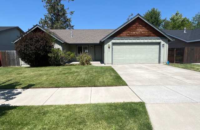 SE Bend House, Gas Heat/Fireplace, Fenced Yard, Dbl. Garage, Pets Considered! photos photos